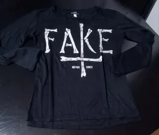 Falda mini y camiseta FAKE
