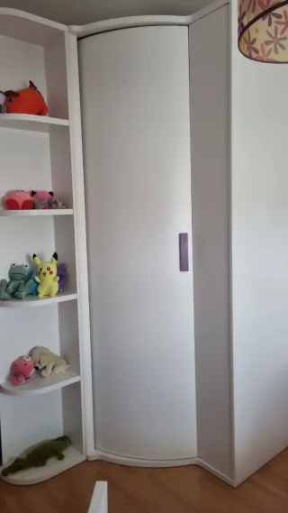 Armario rinconero blanco y morado