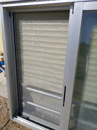 Ventana aluminio con persiana y mosquitera.