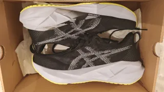 Asics Novablast 5 Negro/Amarillo