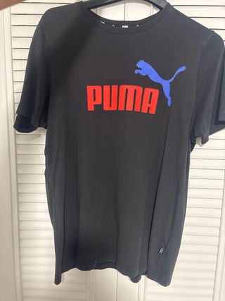 Camiseta Puma Negra Logo Rojo y Azul