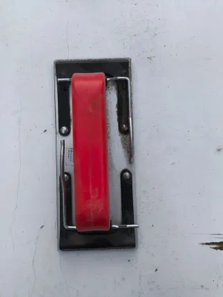 Lijadora manual con mango rojo