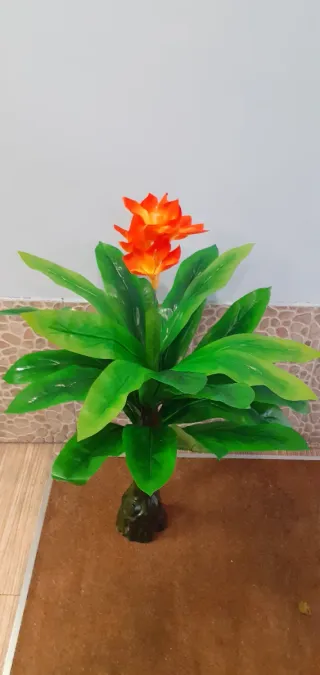 Planta artificial con flor naranja