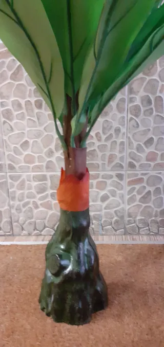 Planta artificial con flor naranja