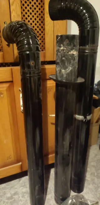 Estufa de leña metálica con tubos