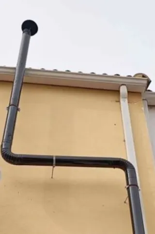 Estufa de leña con tubos y codos