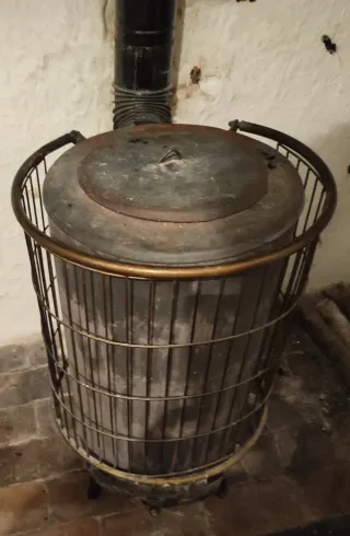 Estufa de leña con tubos y codos