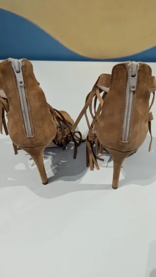 Sandali tacco 10 in pelle marrone con frange