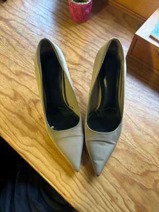 Tacones dorados beige