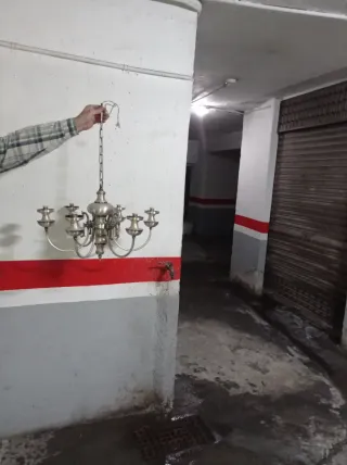 Lámpara de comedor dorada y transparente