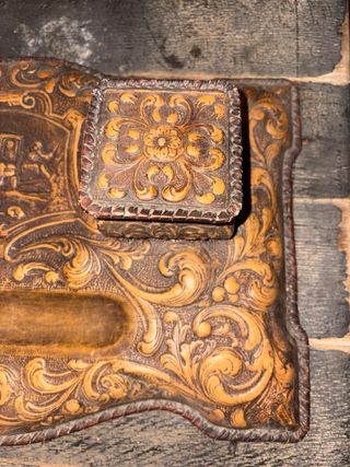 Escribania de cuero repujado