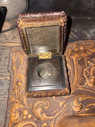 Escribania de cuero repujado