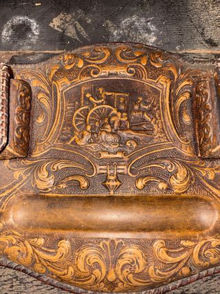 Escribania de cuero repujado