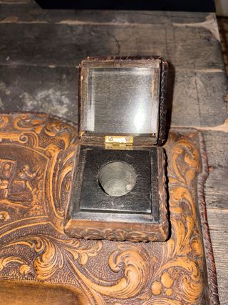 Escribania de cuero repujado