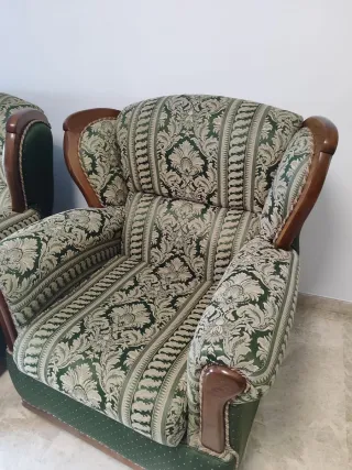 Sofá y 2 sillones de tela y madera