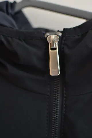 Chaqueta Zara con cremallera y bolsillos