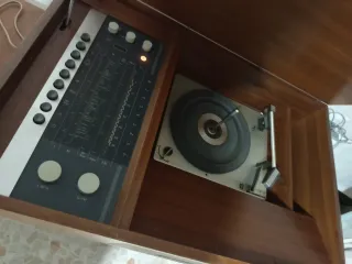 Tocadiscos antiguo de madera