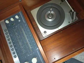 Tocadiscos antiguo de madera