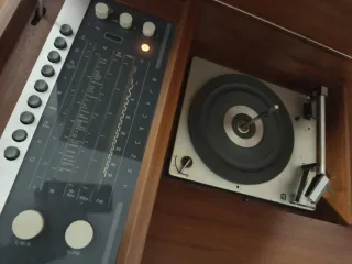 Tocadiscos antiguo de madera