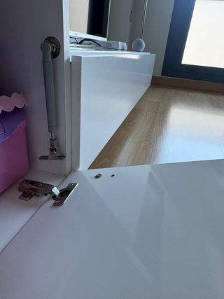 Mueble de salón blanco con vitrina