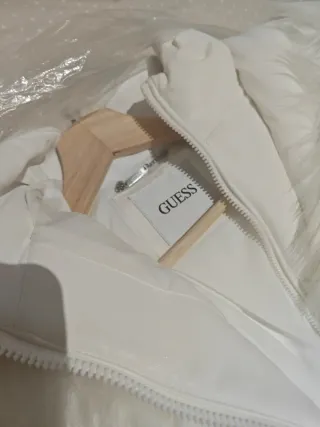 Abrigo Plumífero Guess con Capucha