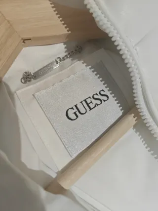 Abrigo Plumífero Guess con Capucha