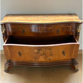 Cómoda antigua de madera con incrustaciones