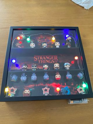 Cuadro expositor Stranger Things + Funkos