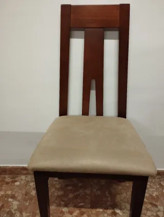 Mesa de comedor y cuatro sillas