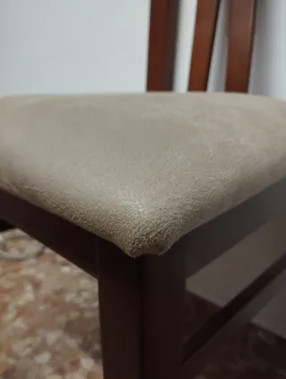 Mesa de comedor y cuatro sillas