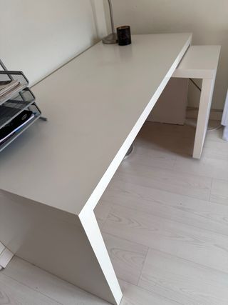 Escritorio extensible blanco. Color blanco.