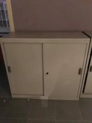 Muebles de oficina metálicos y de madera