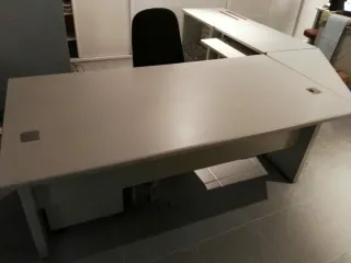 Muebles de oficina metálicos y de madera