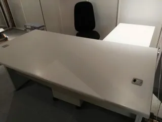 Muebles de oficina metálicos y de madera