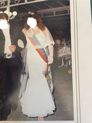 Vestido de fiesta blanco con detalles