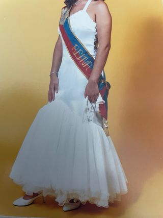Vestido de fiesta blanco con detalles