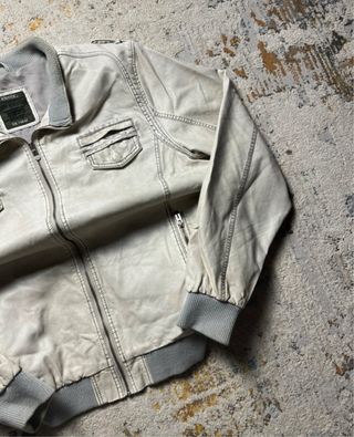 Chaqueta de cuero estilo bomber color blanco