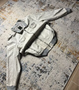 Chaqueta de cuero estilo bomber color blanco