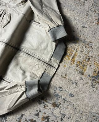 Chaqueta de cuero estilo bomber color blanco