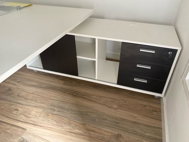 Mesa de oficina moderna con estanterias incluidas