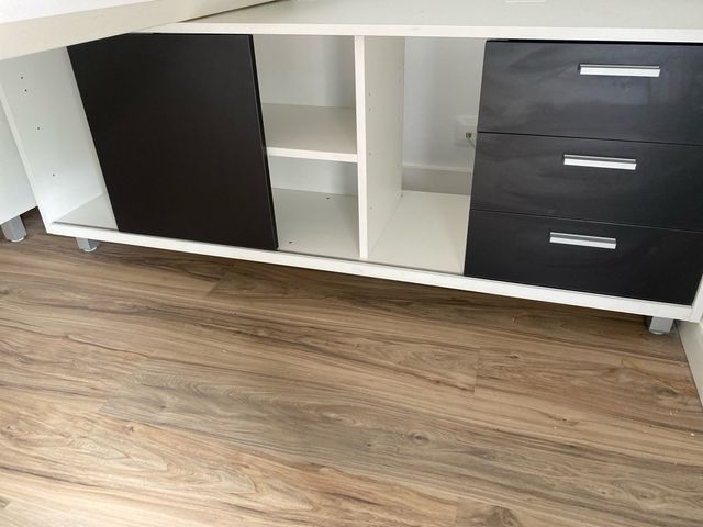 Mesa de oficina moderna con estanterias incluidas
