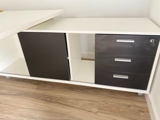 Mesa de oficina moderna con estanterias incluidas