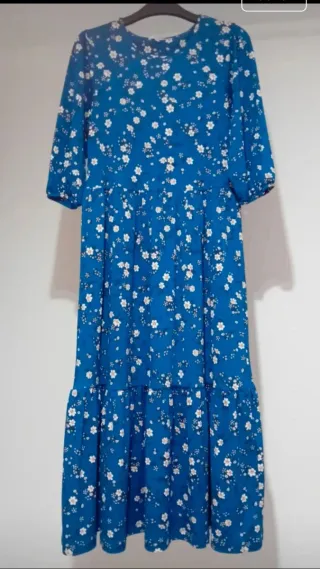 Vestido floral azul y blanco