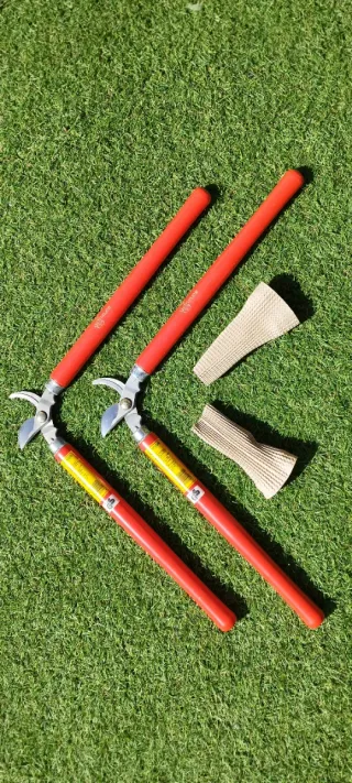 Confezione da 2 forbici da potatura a due mani con manici in legno laccato rosso