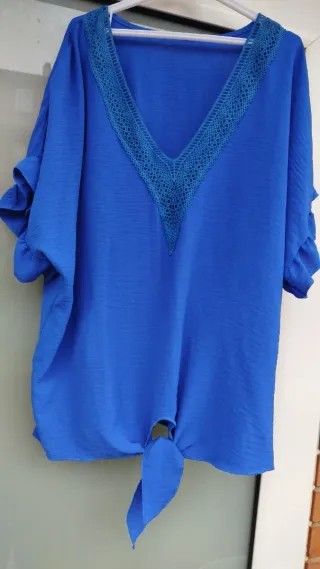 Blusa azul con nudo delantero
