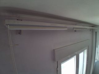 Cortinas moradas y blancas de tela