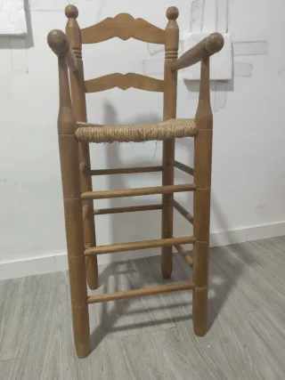 Trona de madera con asiento de esparto