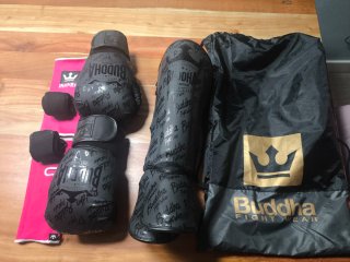 Guantes y espinilleras buddha