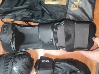 Guantes y espinilleras buddha