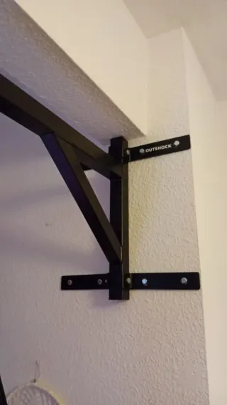 Saco de boxeo rojo y guantes